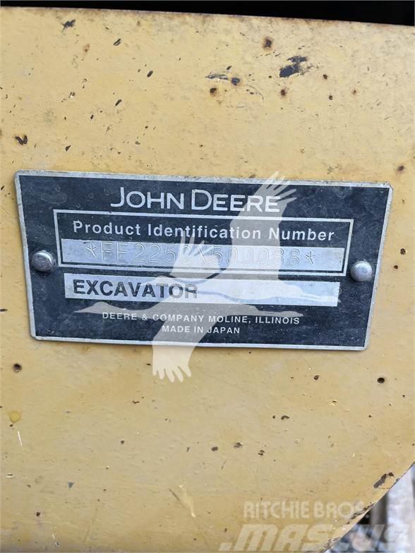 John Deere 225C LC Kāpurķēžu ekskavatori
