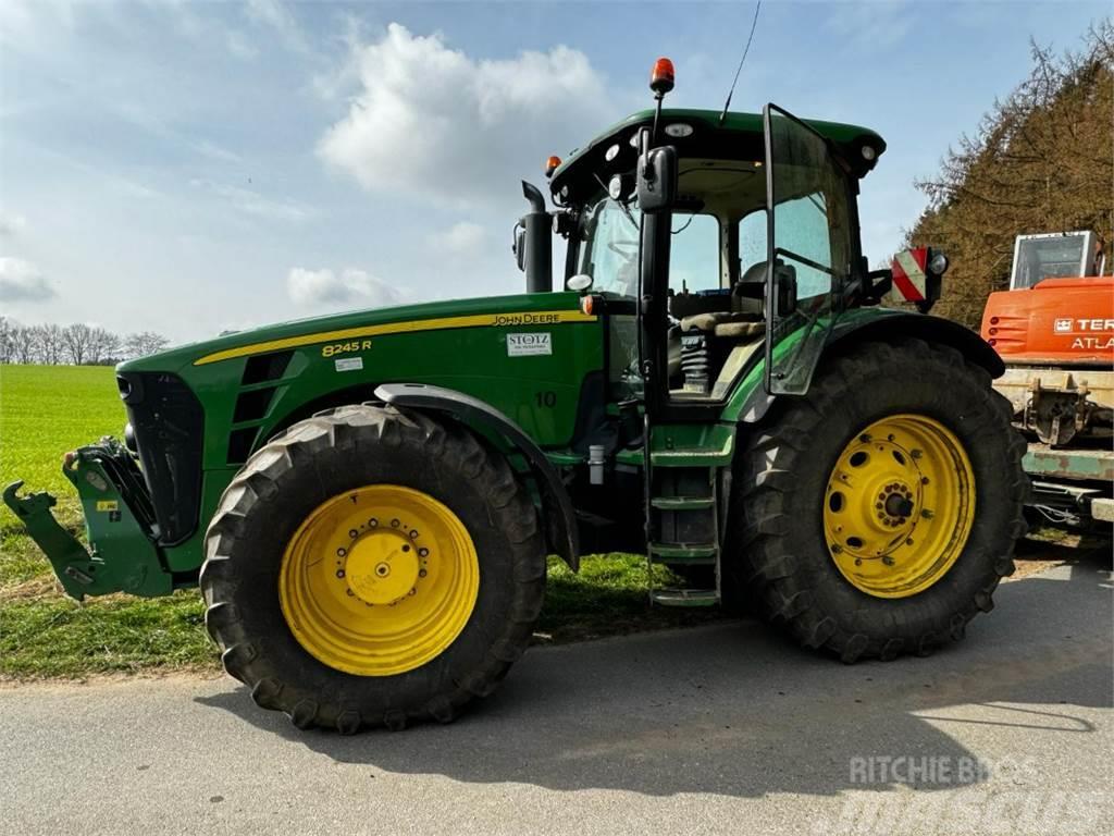 John Deere 8245R Traktori