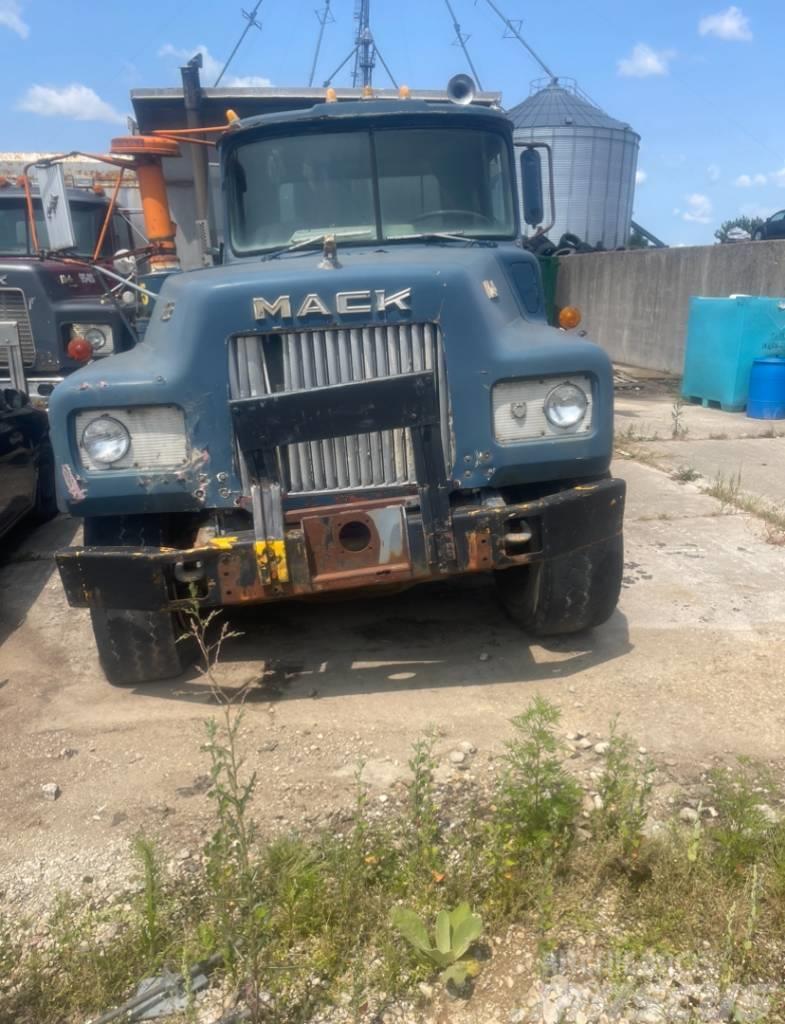 Mack Truck Pašizgāzējs