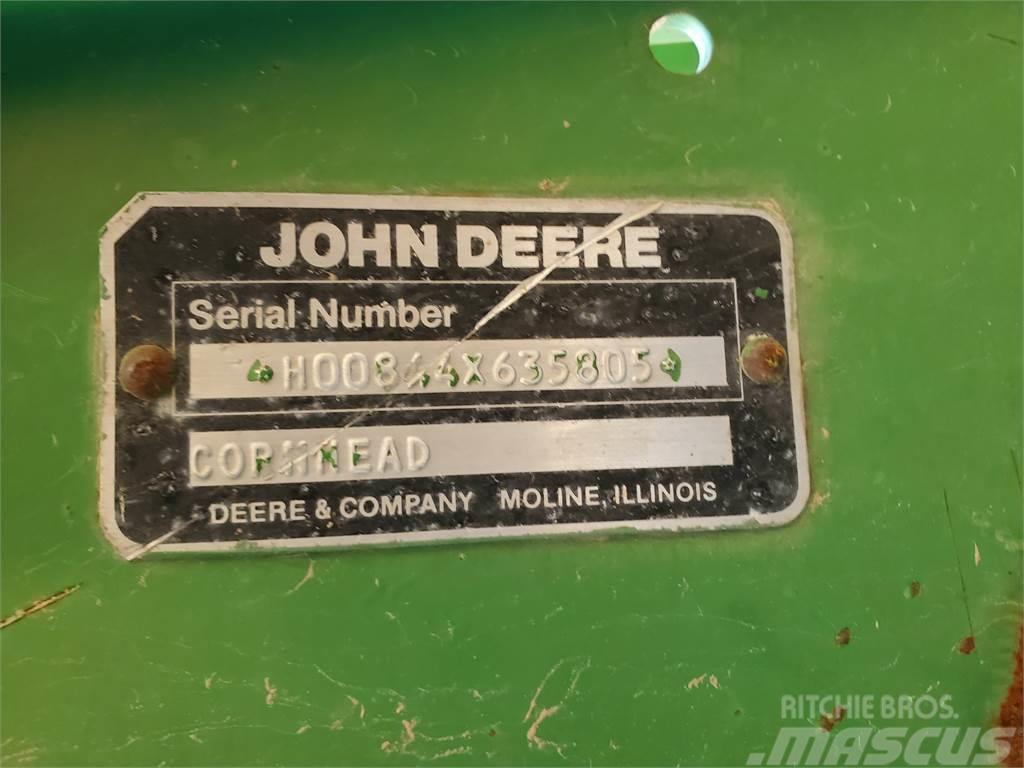 John Deere 844 Ražas novākšanas kombaini