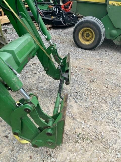 John Deere 5055E Kompaktie traktori