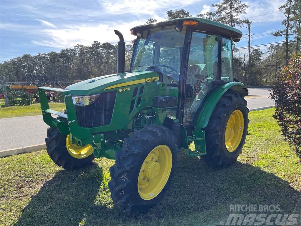 John Deere 5060E Kompaktie traktori