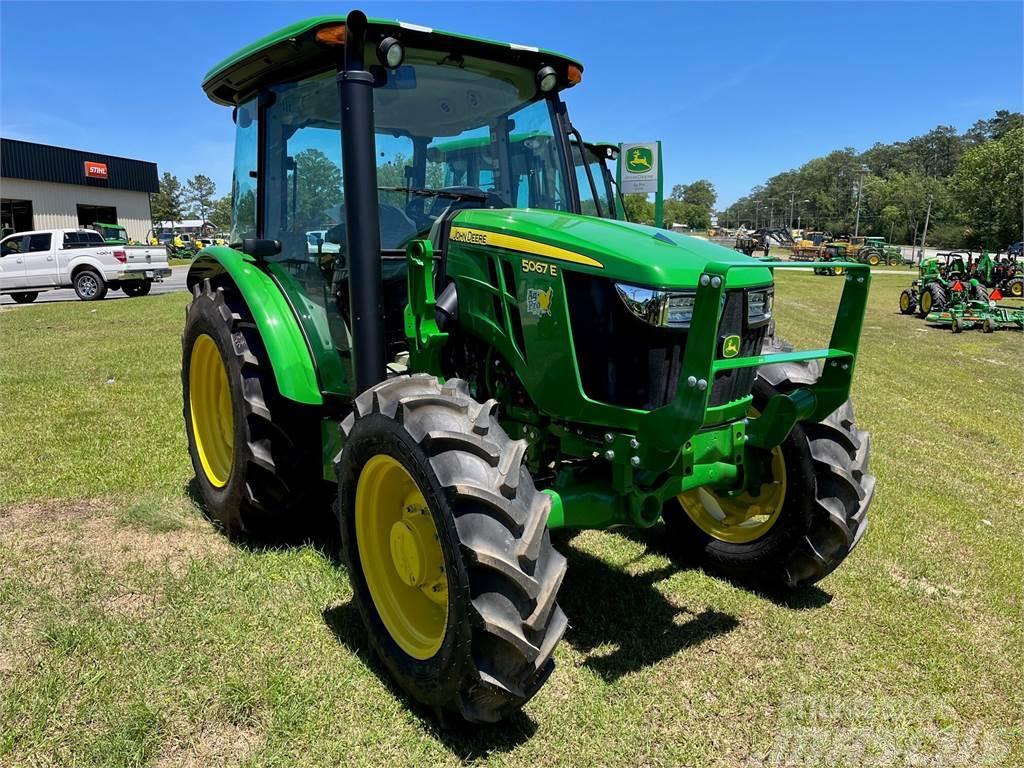 John Deere 5067E Kompaktie traktori