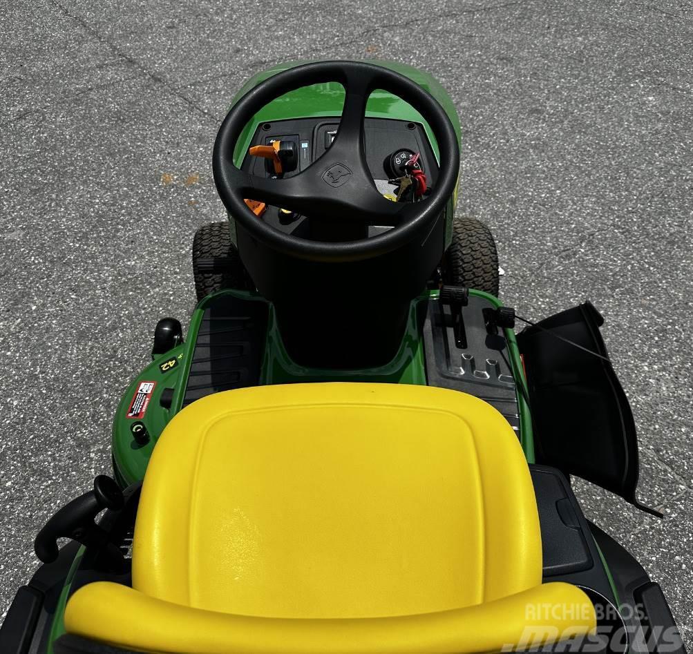 John Deere S240 Kompaktie traktori