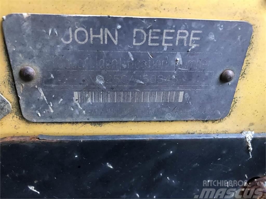 John Deere 250 Lietoti riteņu kompaktiekrāvēji