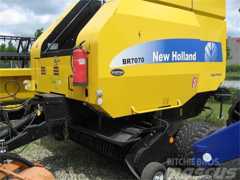 New Holland BR7070 med SUPER FEED Rituļu preses