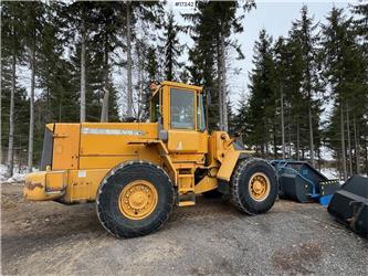 Volvo L90D Wheel loader w/ folding wing tray and scale. 