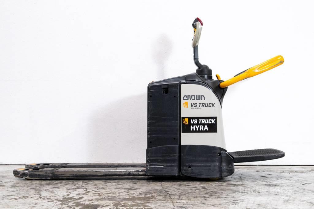 Crown WT3040-E Lättanvänd låglyftare med nytt batteri Hidrauliskās stalažas ar platformu