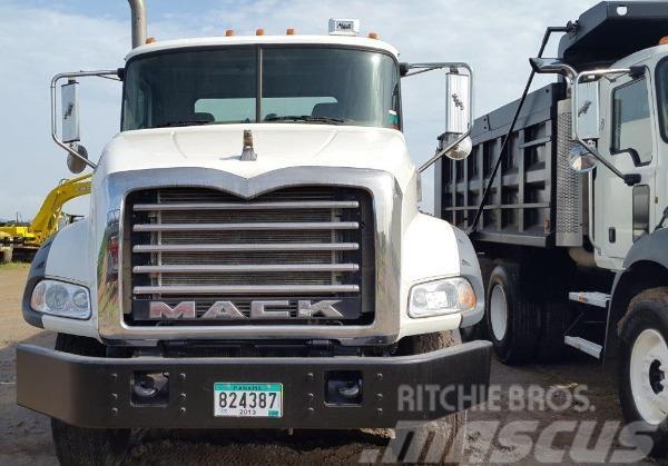 Mack water truck GU813E Autocisterna