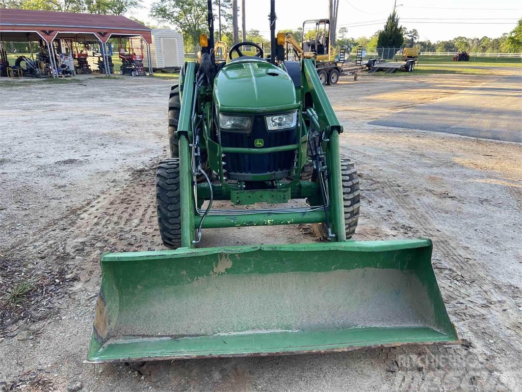 John Deere 4052R Kompaktie traktori