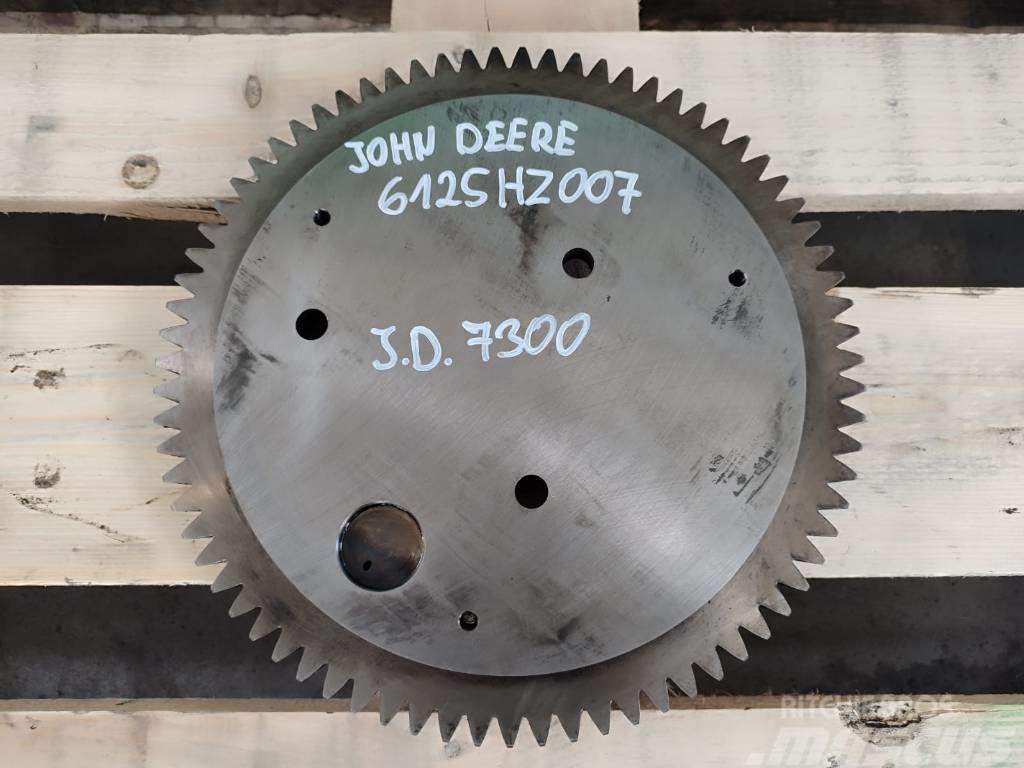 John Deere 6125HZ007  Bearing cup R119157 engine timing gear Dzinēji