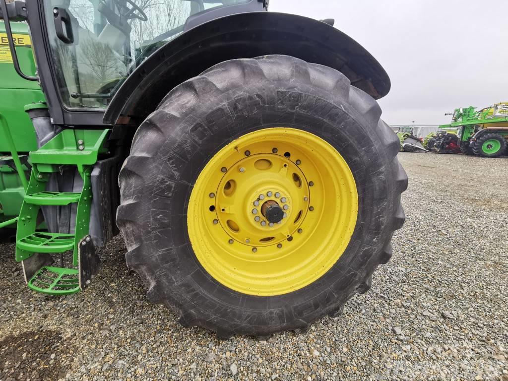 John Deere 8335 R Traktori