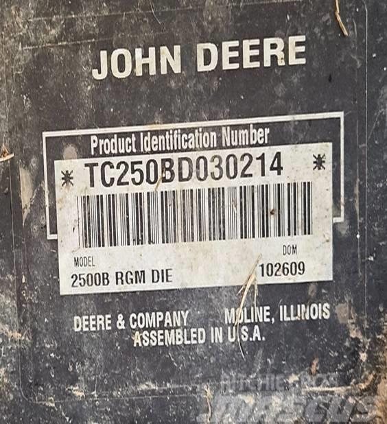 John Deere 2500 B PrecisionCut Mauriņa traktors