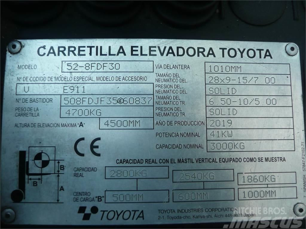 Toyota 52-8FDF30 MATRICULADA Tehnika ar dīzeļa dzinēju