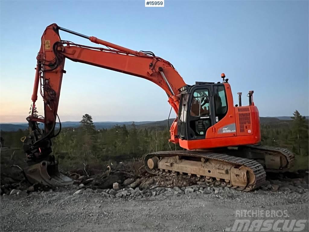 Doosan DX235LCR crawler excavator w/ GPS, bucket and tilt Kāpurķēžu ekskavatori