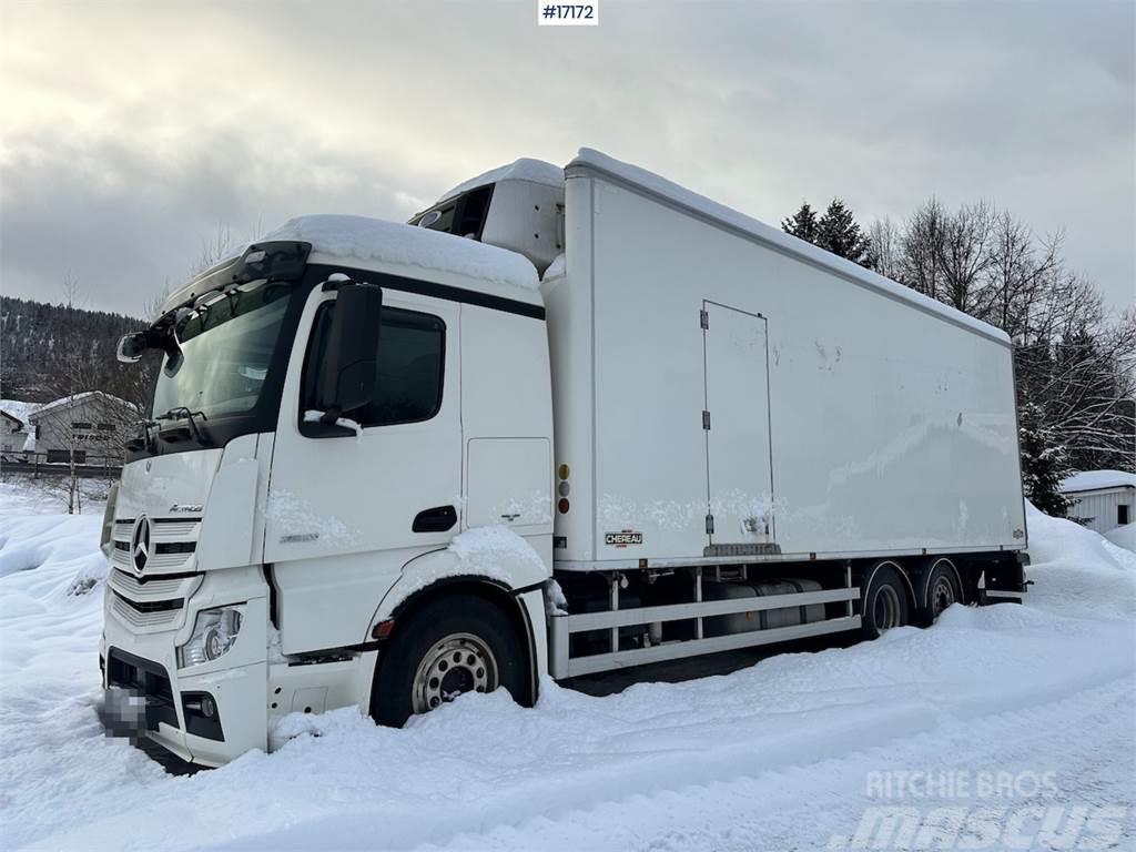 Mercedes-Benz Actros 2551 6x2 Box Truck w/ fridge/freezer unit. Furgons