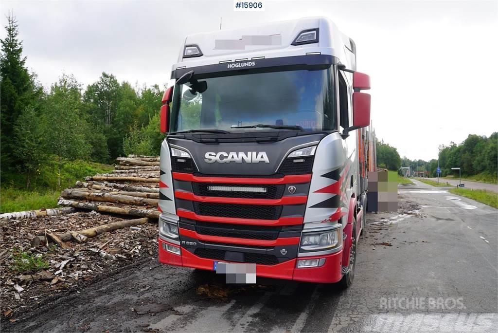 Scania R650 6x4 timber truck with crane Kokvedēji