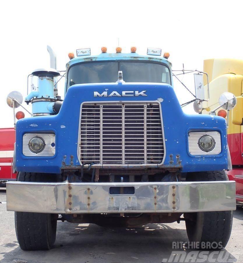 Mack RB688S Treileri ar āķi