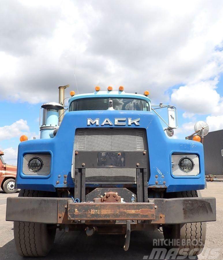 Mack RB688S Treileri ar āķi