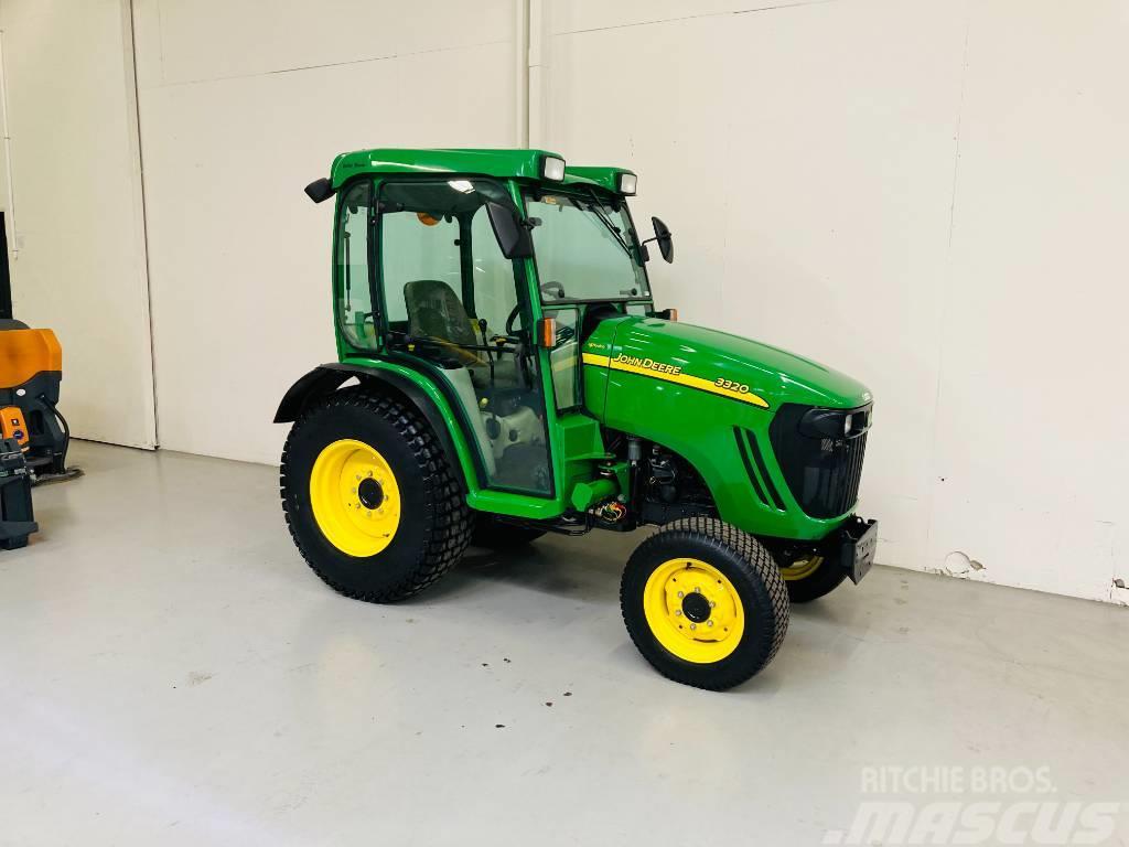 John Deere 3320 Kompaktie traktori