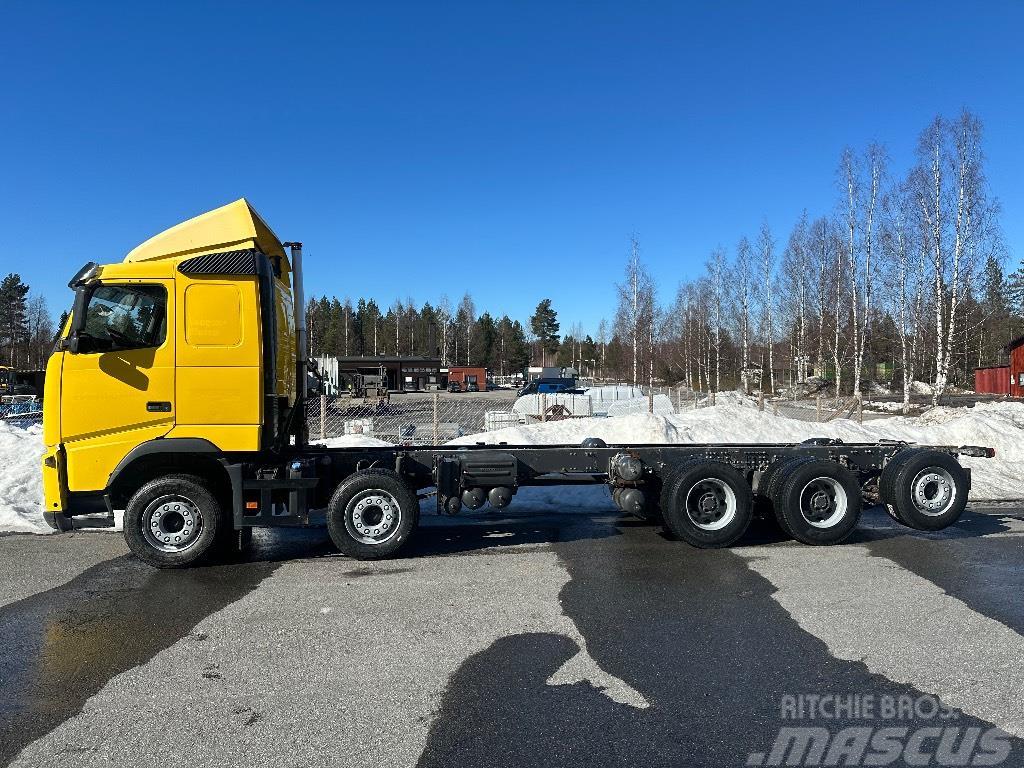 Volvo FH500 10x4 283tkm valmistuu ritilä-autoksi Treileri meža tehnikas transportēšanai