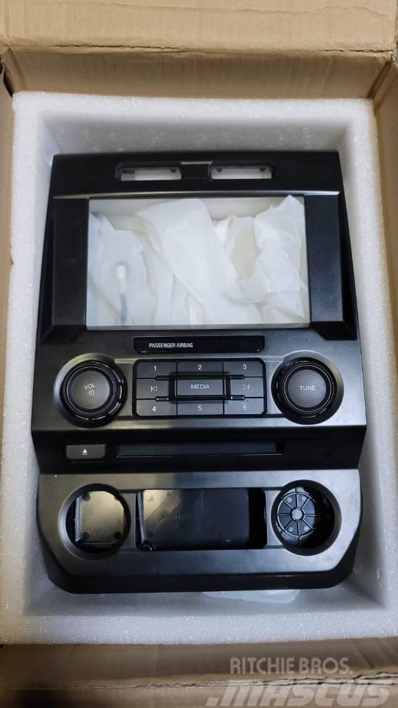 Ford F-150 Radio and LCD Screen Bremzes