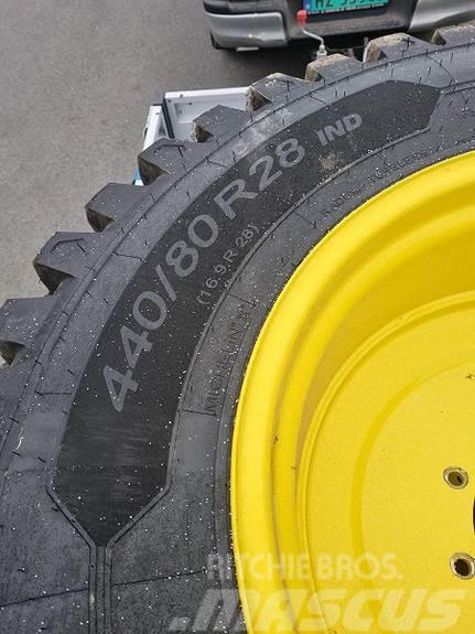 John Deere Hjul par: Michelin Crossgrip 440/80R28 Fakspro Gul Riepas, riteņi un diski