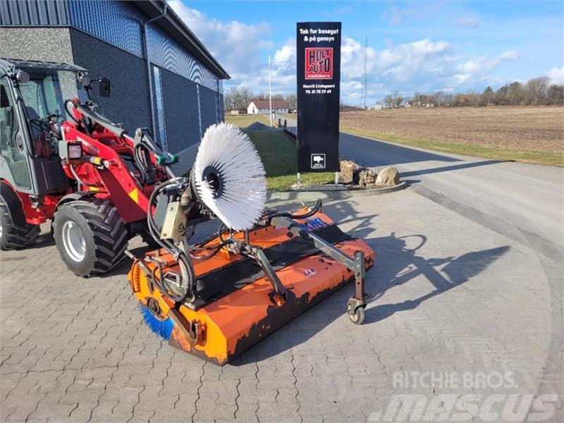 Tuchel Plus 560  180 cm med opsamler og sidebørste Cits traktoru papildaprīkojums
