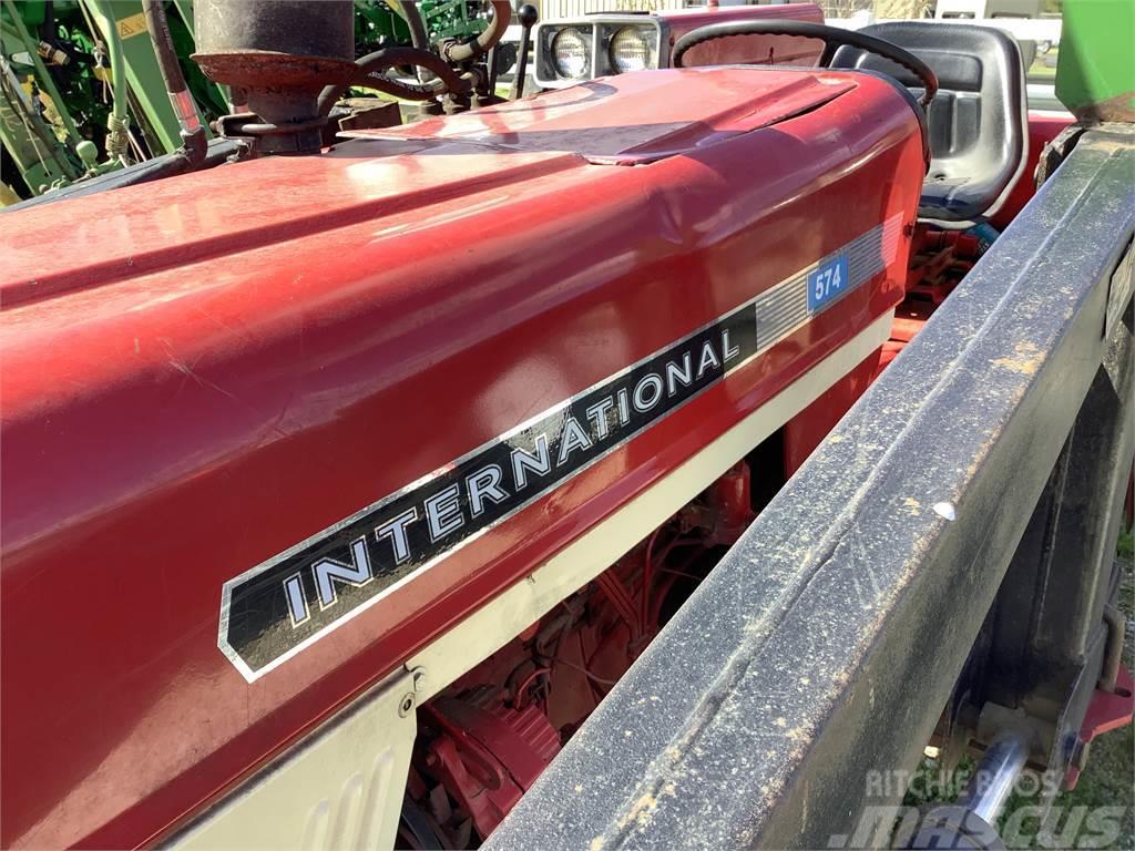 International 574 Kompaktie traktori