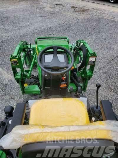 John Deere 1025R TLB Kompaktie traktori
