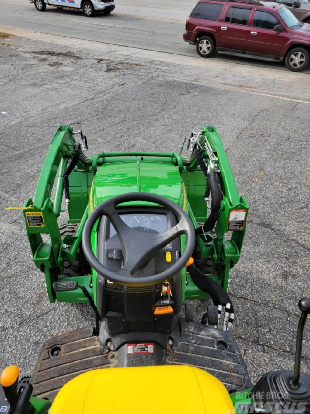 John Deere 2025R Kompaktie traktori
