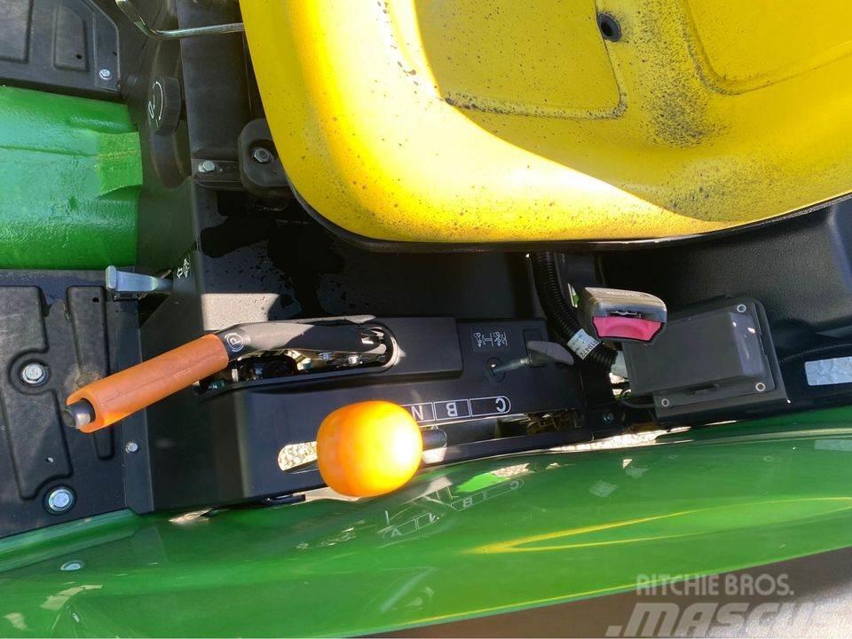 John Deere 4044M Kompaktie traktori