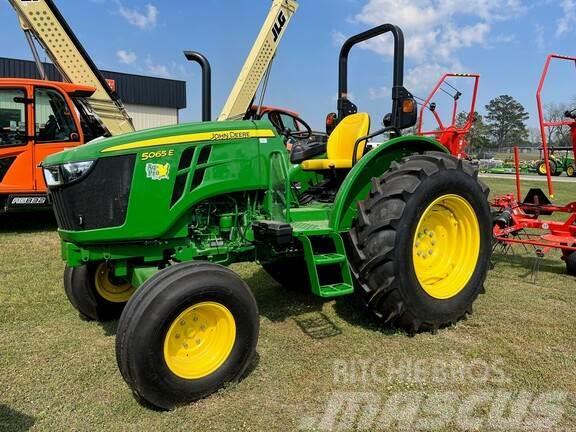 John Deere 5065E Kompaktie traktori