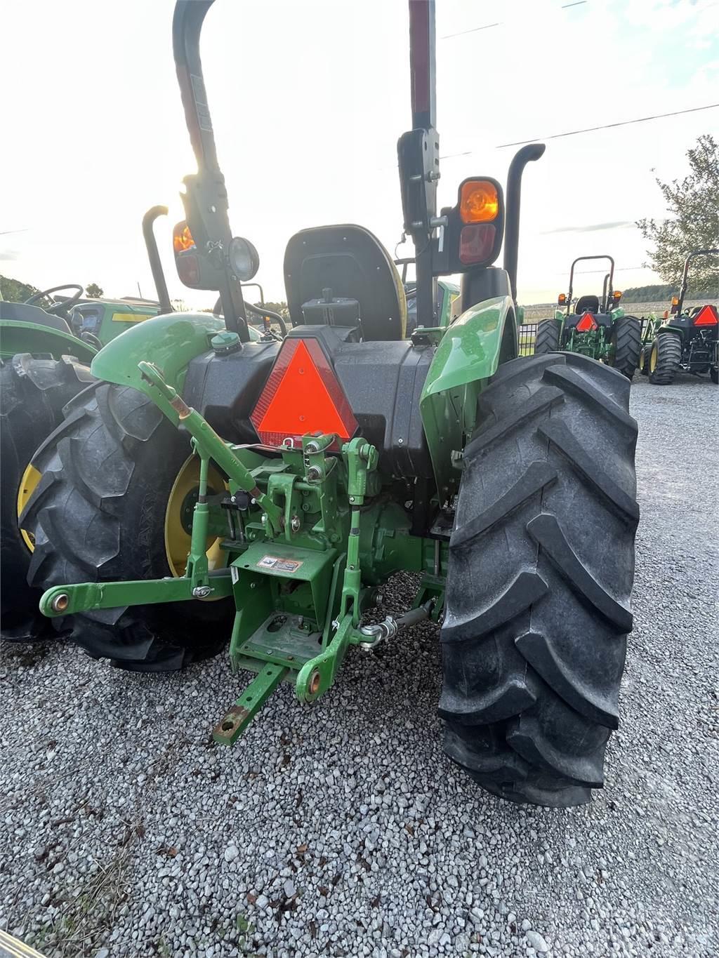 John Deere 5075E Kompaktie traktori