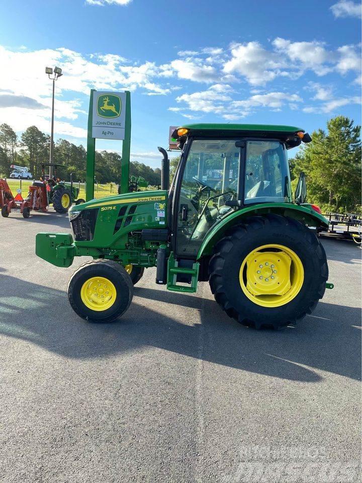 John Deere 5075M Kompaktie traktori
