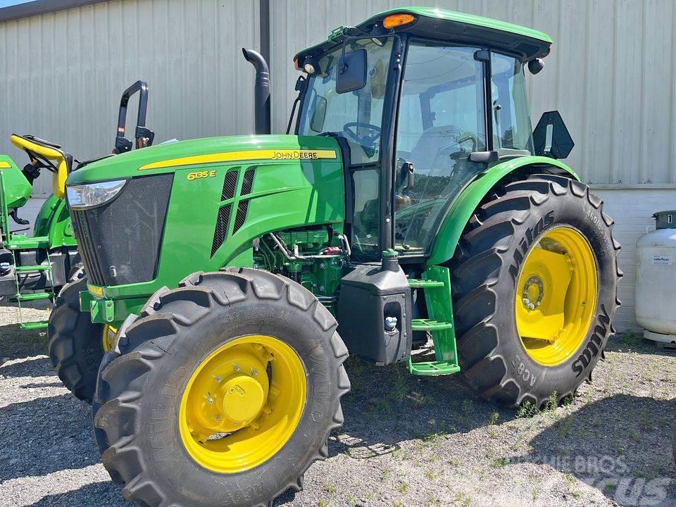John Deere 6135E Kompaktie traktori