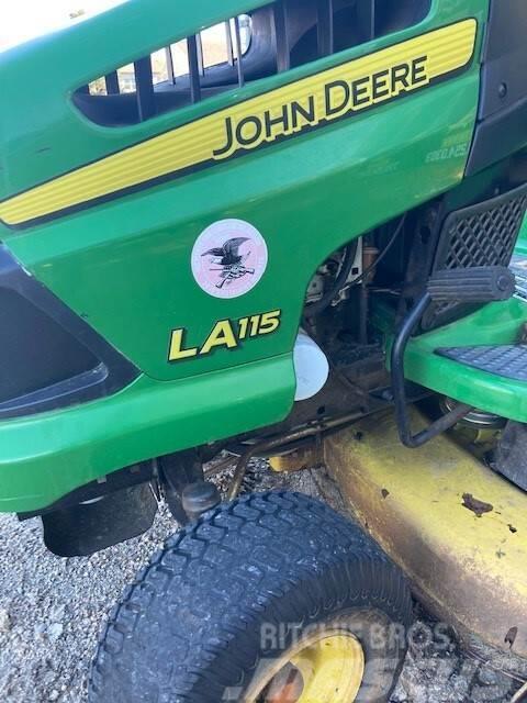 John Deere LA115 Mauriņa traktors