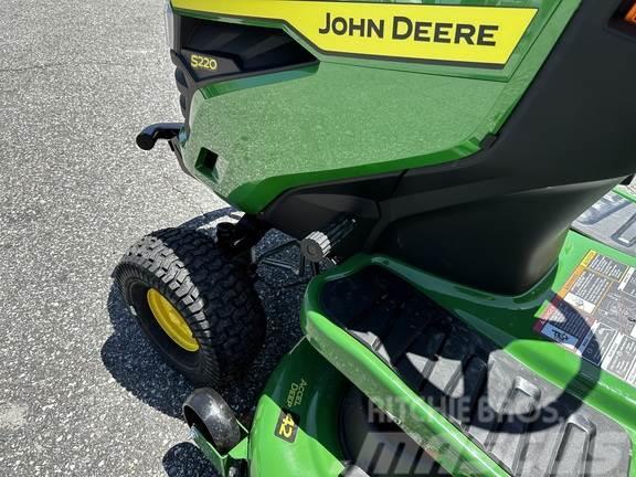 John Deere S220 Mauriņa traktors