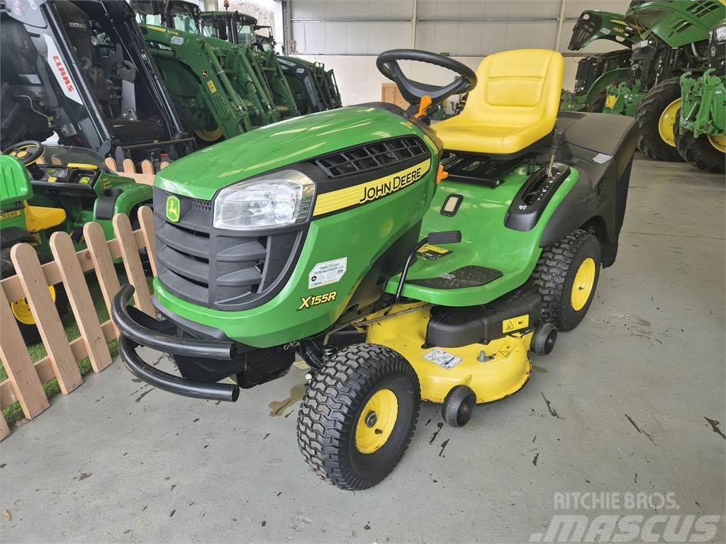 John Deere X155R Kompaktie traktori