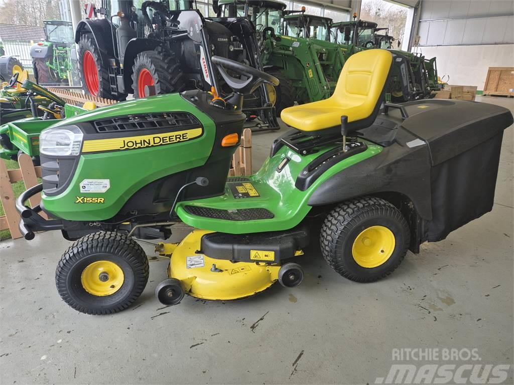 John Deere X155R Kompaktie traktori