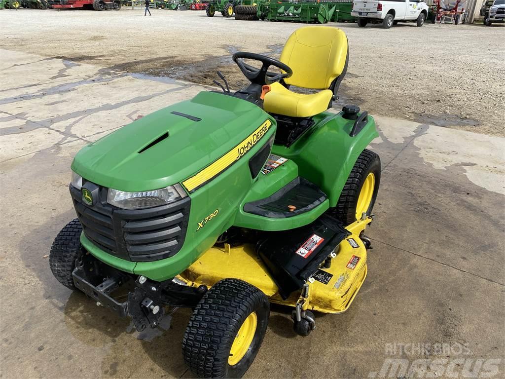 John Deere X730 Kompaktie traktori