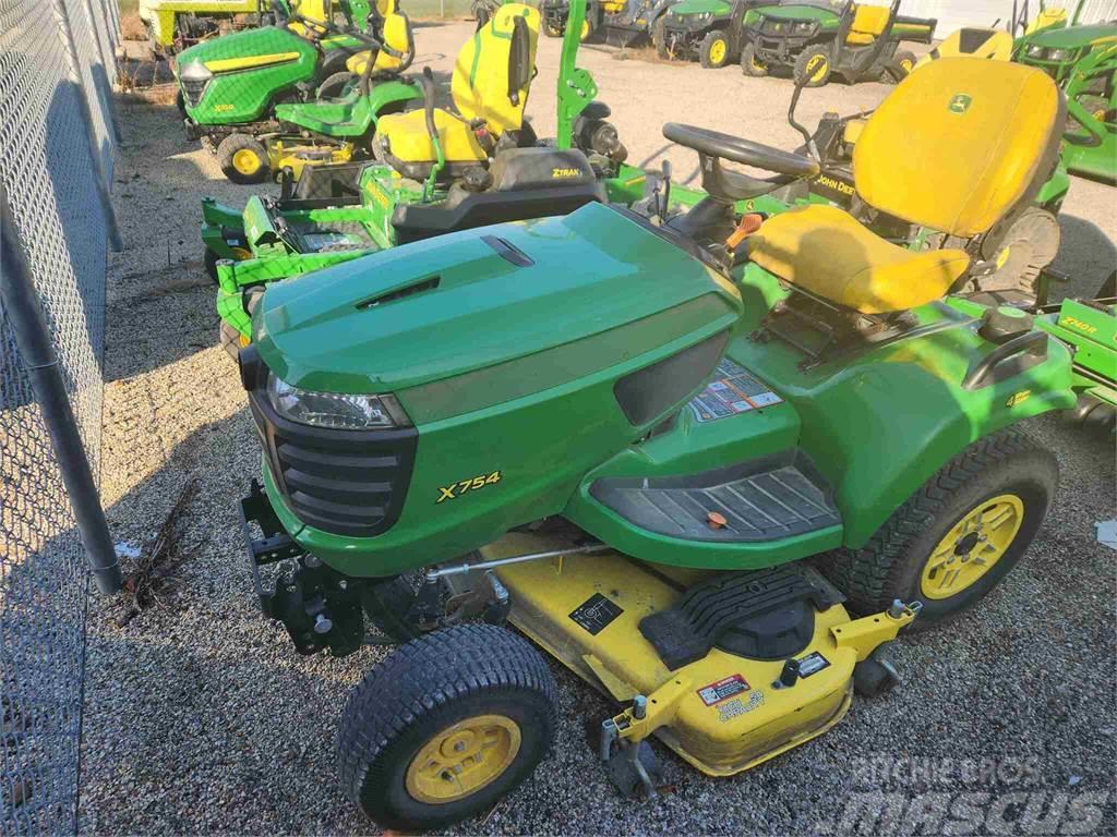 John Deere X754 Kompaktie traktori