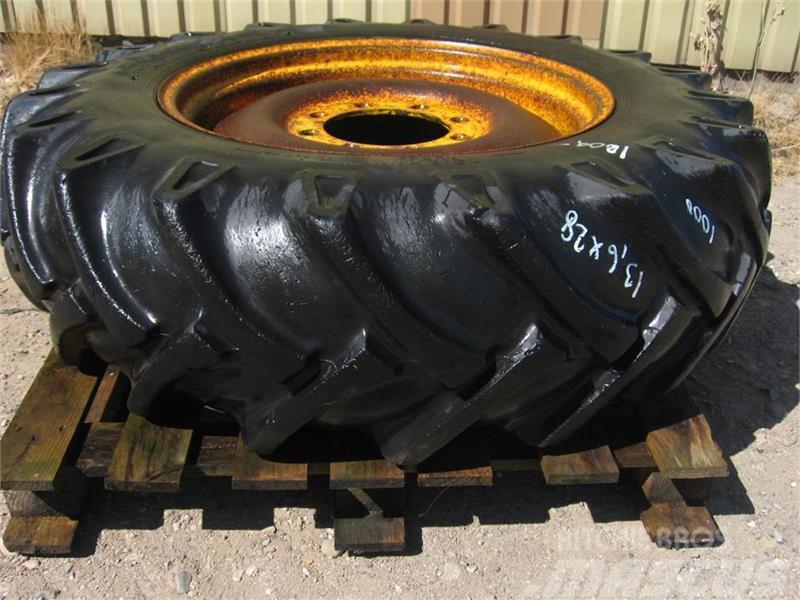 Bridgestone 13.6x28 dæk på 8 huls fælg Riepas, riteņi un diski