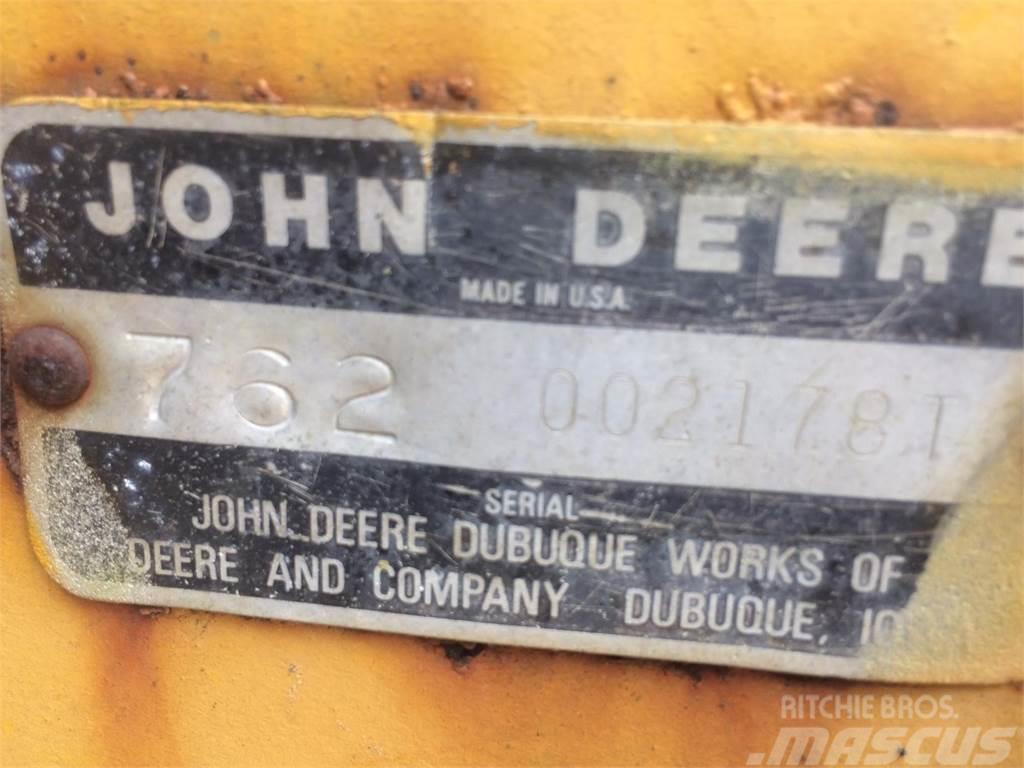 John Deere 762 Skrēperi